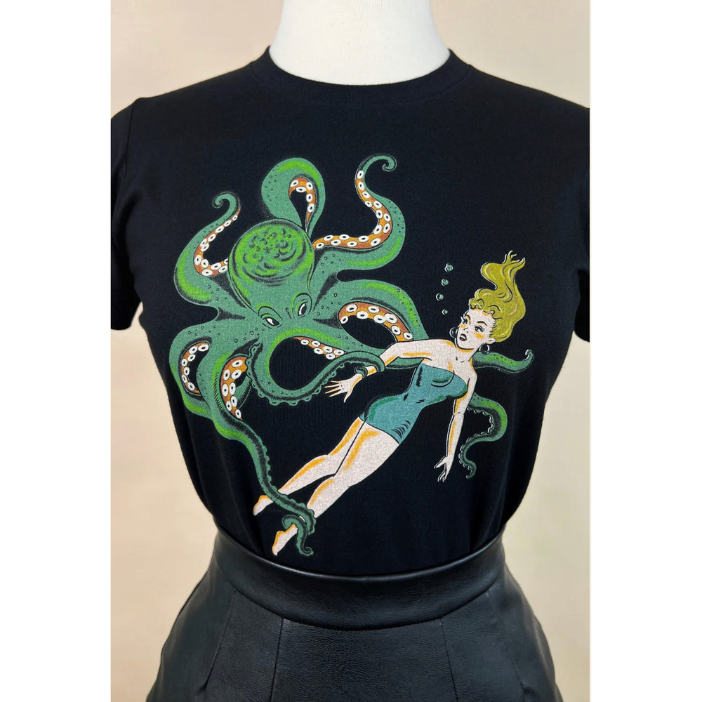
            
                Load image into Gallery viewer, GIRL WITH OCTOPUS FITTED TEE IN BLACK
            
        