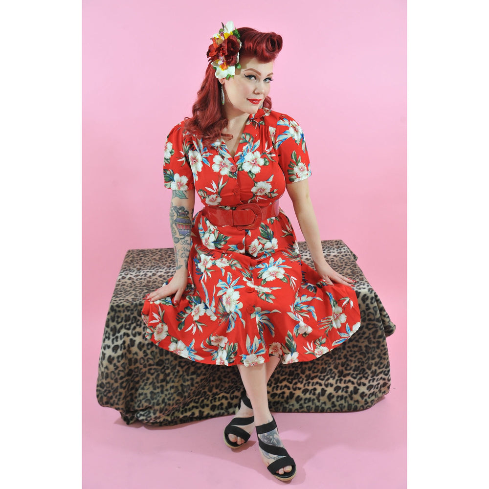
            
                Load image into Gallery viewer, Charlene Shirtwaister Dress in Red Hawaiian Print, Perfect 1950s Style
            
        