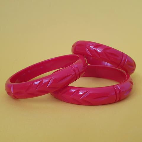 Elsie carved fakelite bangle - Red